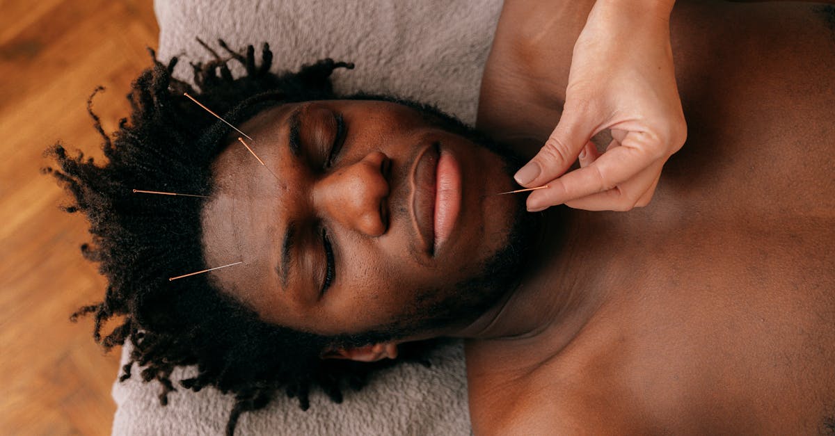 découvrez l'acupression, une technique de médecine traditionnelle qui soulage le stress, les douleurs et favorise le bien-être. apprenez comment cette pratique ancestrale peut améliorer votre santé physique et mentale.