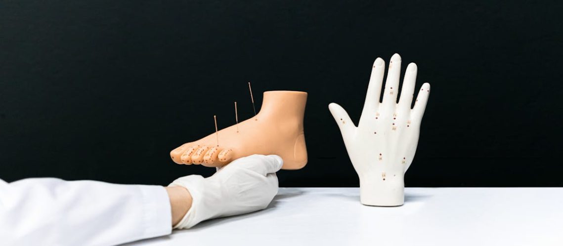 découvrez l'acupression, une pratique millénaire issue de la médecine traditionnelle chinoise, qui utilise la stimulation des points spécifiques du corps pour soulager le stress, réduire la douleur et améliorer le bien-être général. explorez ses bienfaits et apprenez à intégrer cette technique dans votre routine quotidienne.