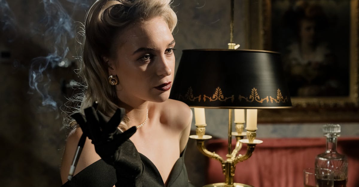 découvrez l'univers envoûtant de la femme fatale, symbole d'élégance et de mystère. explorez son charisme irrésistible, sa force intérieure et son pouvoir d'attraction, révélant une dualité fascinante entre séduction et danger.