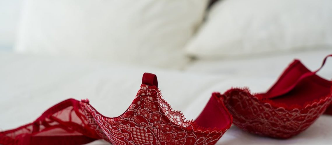 découvrez notre collection de lingerie raffinée qui allie confort et élégance. des modèles variés pour toutes les silhouettes, parfaits pour chaque occasion. sublimez votre féminité avec nos ensembles de qualité.