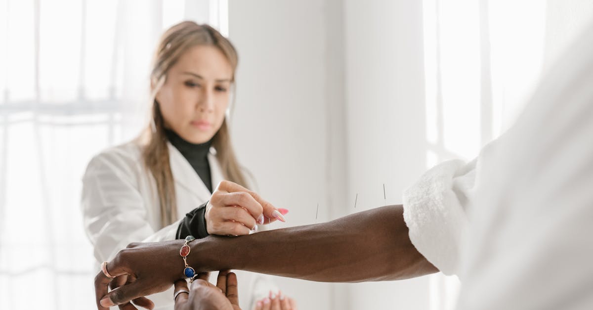 découvrez l'acupressure, une pratique millénaire qui utilise la pression des doigts sur des points spécifiques du corps pour soulager la douleur, réduire le stress et améliorer le bien-être général. apprenez les techniques et bienfaits de cette approche naturelle de santé.