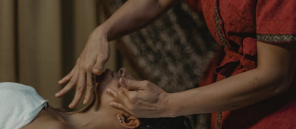 découvrez l'acupression, une méthode ancestrale de guérison qui utilise des points de pression pour soulager le stress, les douleurs et améliorer le bien-être. explorez ses bienfaits et apprenez à l'intégrer dans votre vie quotidienne.