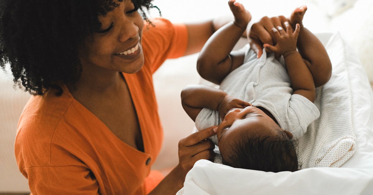 découvrez notre guide complet sur les soins pour bébés, incluant des conseils sur l'hygiène, la nutrition et le bien-être pour assurer un développement sain et heureux de votre petit.