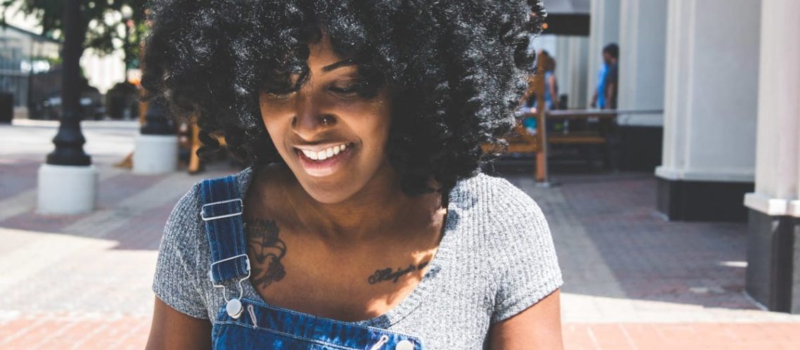 découvrez l'univers des faux piercings : une alternative tendance et sans engagement pour exprimer votre style. explorez notre collection variée de faux bijoux de piercing, allant des clous aux anneaux, parfaits pour sublimer votre look sans douleur.