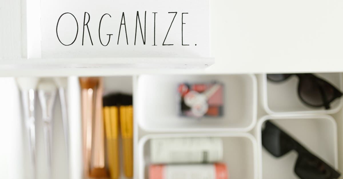 découvrez nos astuces pour une organisation parfaite de vos produits de maquillage. transformez votre routine beauté en un moment de plaisir avec des conseils pratiques pour trier, ranger et optimiser votre collection de cosmétiques.