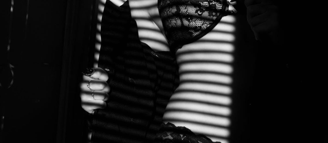 découvrez notre collection de lingerie élégante et confortable : soutiens-gorge, culottes, ensembles et body pour sublimer votre silhouette au quotidien. livraison rapide et discrète.