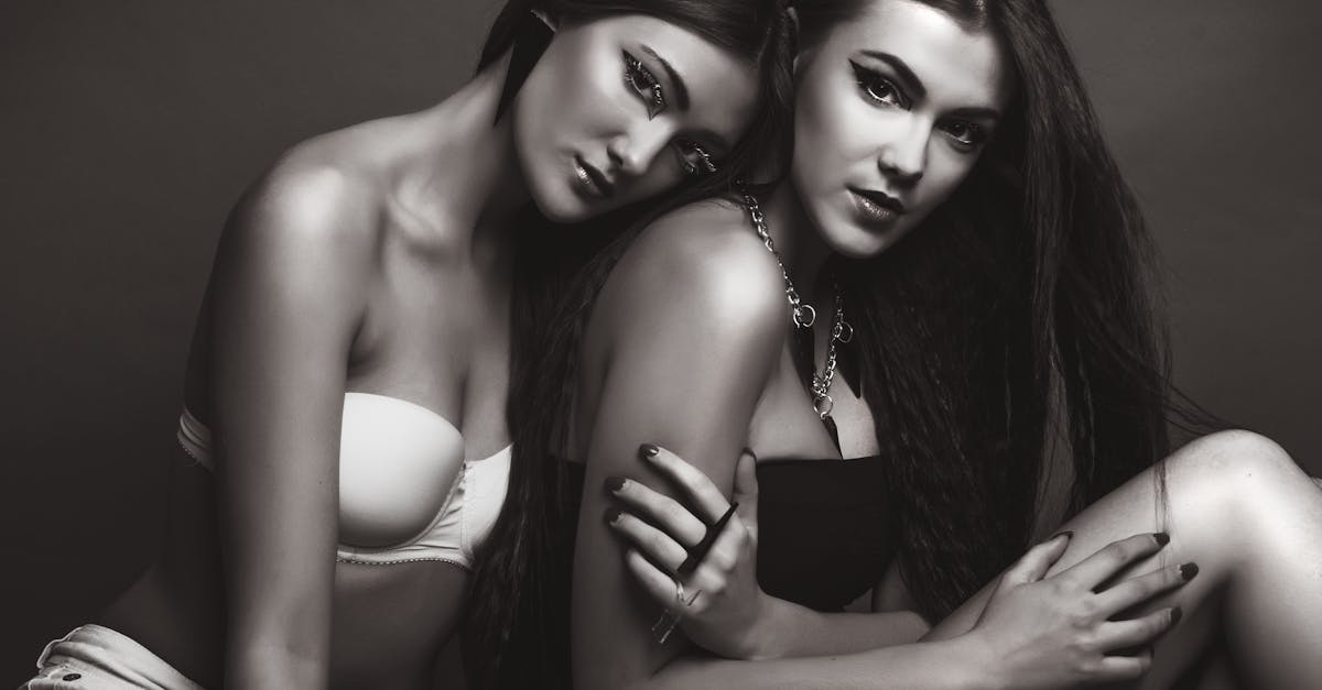 découvrez notre collection de lingerie élégante et raffinée, conçue pour sublimer toutes les silhouettes. offrez-vous confort et séduction avec des ensembles adaptés à toutes vos envies.